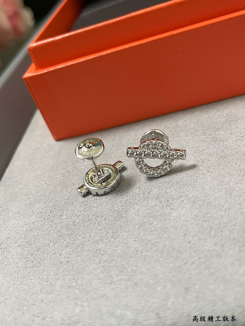 H**me5 earrings